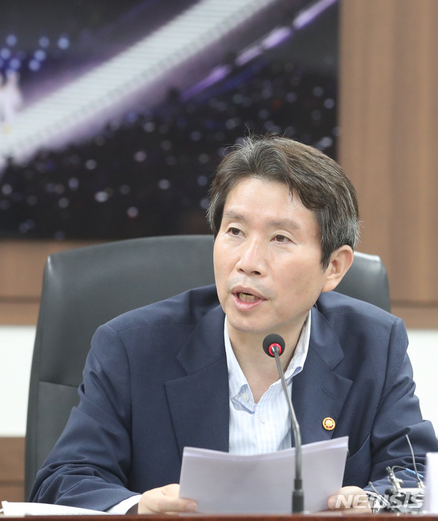 [서울=뉴시스]김명원 기자 = 이인영 통일부 장관이 31일 오전 서울 종로구 정부서울청사에서 열린 보건의료 분야 정책고객 면담에 참석해 발언하고 있다. 2020.07.31. kmx1105@newsis.com