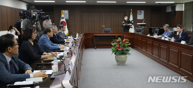 [서울=뉴시스]김명원 기자 = 이인영 통일부 장관이 31일 오전 서울 종로구 정부서울청사에서 열린 보건의료 분야 정책고객 면담에 참석해 발언하고 있다. 2020.07.31. kmx1105@newsis.com