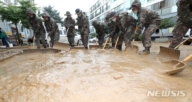 [대전=뉴시스]강종민 기자 = 갑자기 내린 폭우로 침수피해를 입었던 대전 정림동의 아파트에서 31일 오전 육군 32사단 장병들이 복구작업을 벌이고 있다. 2020.07.31. ppkjm@newsis.com