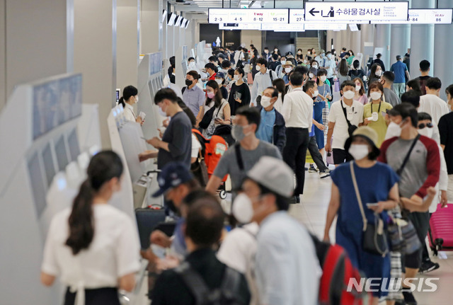 [서울=뉴시스] 박미소 기자 = 본격적인 휴가철을 맞은 31일 오전 서울 강서구 김포공항 국내선 청사가 여행객들로 북적이고 있다. 2020.07.31.&nbsp; misocamera@newsis.com