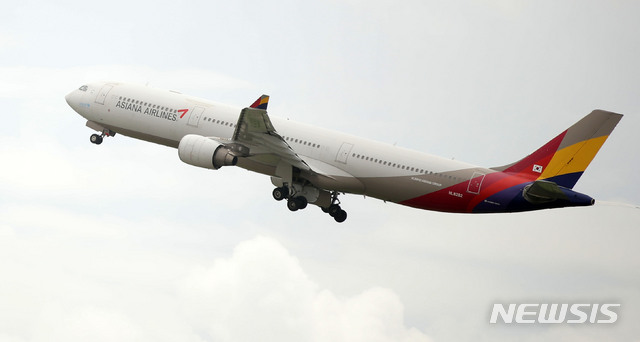 [서울=뉴시스] 박미소 기자 = 31일 오전 서울 강서구 김포공항 국내선청사 전망대에서 바라본 아시아나항공기가 이륙하고 있다. 2020.07.31.&nbsp; misocamera@newsis.com