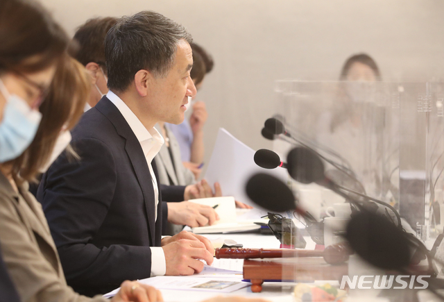 [서울=뉴시스]김명원 기자 = 중앙생활보장위원회 위원장인 박능후 보건복지부 장관이 31일 서울 종로구 정부서울청사에서 열린 제60차 중앙생활보장위원회 회의에 참석해 발언하고 있다. 2020.07.31.&nbsp; kmx1105@newsis.com
