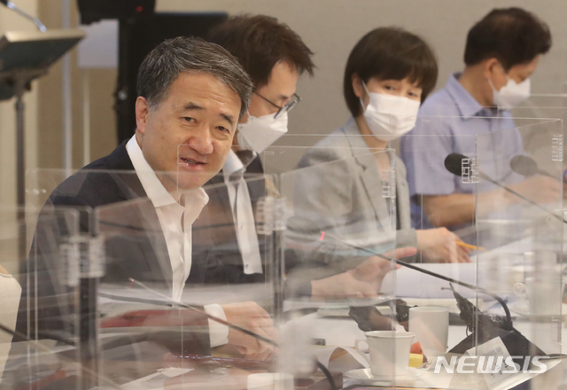 [서울=뉴시스]김명원 기자 = 중앙생활보장위원회 위원장인 박능후 보건복지부 장관이 31일 서울 종로구 정부서울청사에서 열린 제60차 중앙생활보장위원회 회의에 참석해 발언하고 있다. 2020.07.31.&nbsp; kmx1105@newsis.com