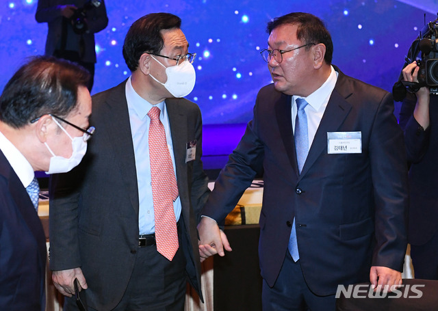 【서울=뉴시스】 국회사진기자단 = 김태년 더불어민주당 원내대표와 주호영 미래통합당 원내대표가 31일 오후 서울 중구 신라호텔에서 열린 '서울경제 창간 60주년 기념식'에 참석해 대화를 나누고 있다. 2020.07.31. photo@newsis.com