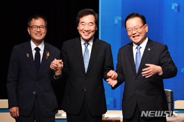 [부산=뉴시스] 하경민 기자 = 더불어민주당 대표 선거에 출마한 박주민·이낙연·김부겸(왼쪽부터) 후보가 31일 오후 부산 수영구 부산MBC에서 열린 당대표 후보자 초청 토론회에 참가하기에 앞서 포즈를 취하고 있다. 2020.07.31.&nbsp; yulnetphoto@newsis.com