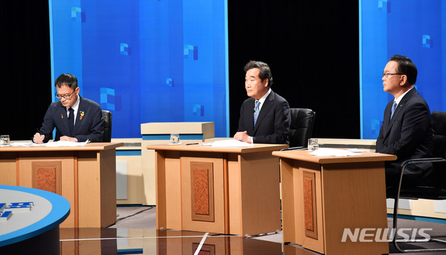 [부산=뉴시스] 하경민 기자 = 더불어민주당 대표 선거에 출마한 박주민·이낙연·김부겸(왼쪽부터) 후보가 31일 오후 부산 수영구 부산MBC에서 TV토론회를 갖고 있다. 2020.07.31.&nbsp; yulnetphoto@newsis.com