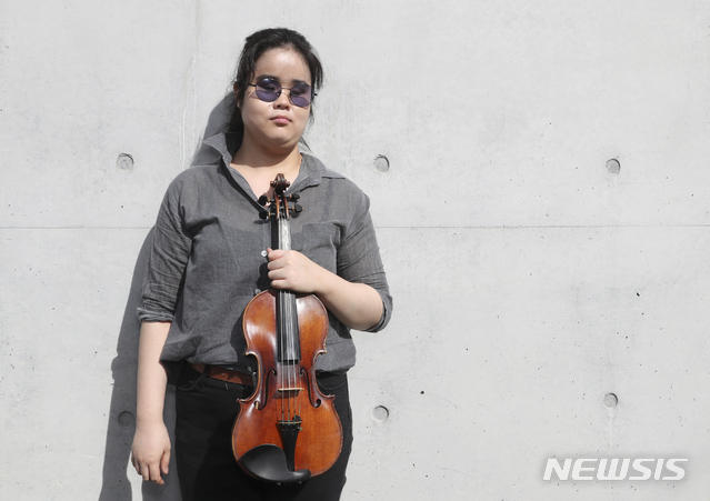 [서울=뉴시스]최진석 기자 = 시각장애 바이올리니스트 김지선 씨가 지난 7월 30일 서울 강북구 한빛맹학교에서 뉴시스와 인터뷰를 하고 있다. 2020.08.01. myjs@newsis.com