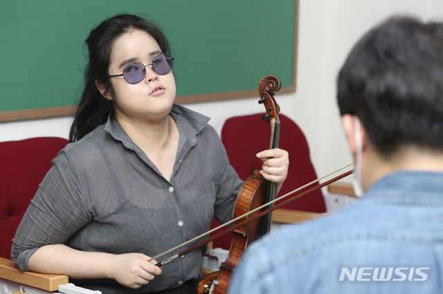 [서울=뉴시스]최진석 기자 = 시각장애 바이올리니스트 김지선 씨가 지난 7월 30일 서울 강북구 한빛맹학교에서 뉴시스와 인터뷰를 하고 있다. 2020.08.01. myjs@newsis.com