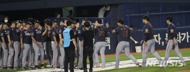 [서울=뉴시스] 고범준 기자 = 31일 오후 서울 송파구 잠실야구장에서 열린 2020 KBO리그 LG 트윈스-한화 이글스 경기, 2-1로 승리를 거둔 한화 선수들이 하이파이브 하며 기뻐하고 있다. 2020.07.31. bjko@newsis.com