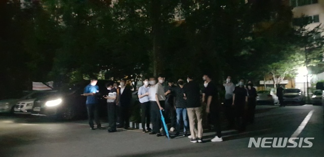 [수원=뉴시스]천의현 기자=1일 오전 1시25분 수원구치소 앞에서 신천지 신도들이 이만희 신천지예수교증거장막선전 총회장의 구속 소식을 전해듣고 사실 관계를 파악 중이다. 