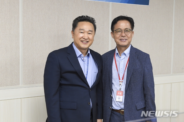 [서울=뉴시스] 최호천 미래전력사업본부장(왼쪽)과 건국대 윤광준 교수가 기념 촬영을 하고 있다. 2020.08.01. (사진=방위사업청 제공)