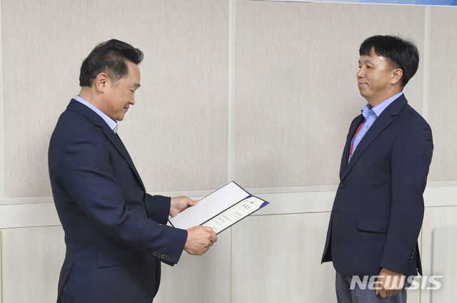 [서울=뉴시스] 최호천 미래전력사업본부장(왼쪽)이 카이스트 방효충 교수에게 위촉장을 수여하고 있다. 2020.08.01. (사진=방위사업청 제공)