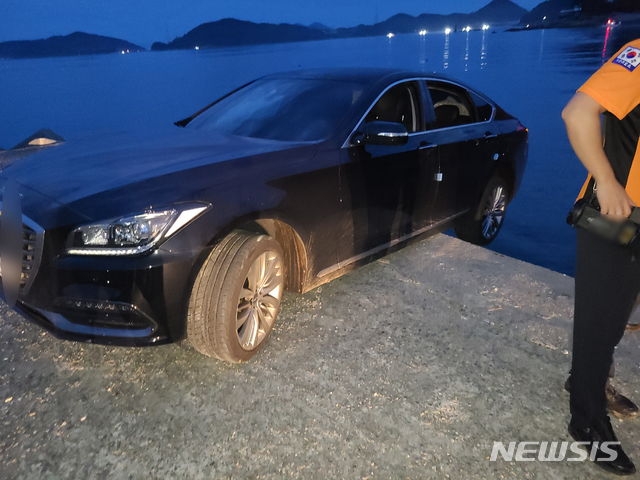 음주운전자가 타고 있던 승용차가 전남 여수시 한 방파제에 걸려있다.