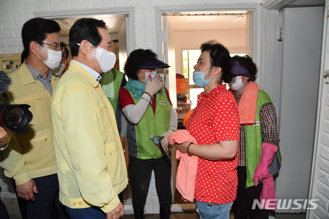 [서울=뉴시스]김명원 기자 = 정세균 국무총리가 1일 오전 대전 서구 코스모스 아파트를 방문해 자원봉사자들을 격려하고 있다. (사진=총리실 제공) 2020.08.01. photo@newsis.com