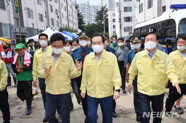 [서울=뉴시스]김명원 기자 = 정세균 국무총리가 1일 오전 대전 서구 코스모스 아파트를 방문해 수해 피해 복구 현장을 돌아보고 있다. (사진=총리실 제공) 2020.08.01. photo@newsis.com
