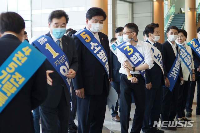 [서울=뉴시스]김명원 기자 = 이낙연 후보 및 더불어민주당 당 대표 후보들과 최고위원 출마 후보들이 1일 오전 경남 창원시 의창구 창원컨벤션센터에서 열린 더불어민주당 당 대표·최고위원 후보 합동연설회에 앞서 행사장에 들어서는 장원들에게 인사하고 있다. (사진=이낙연 캠프 제공) 2020.08.01. photo@newsis.com