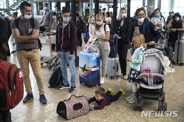 [모스크바=AP/뉴시스] 8월1일(현지시간) 러시아 모스크바에 있는 셰레메티예보 국제공항의 풍경. 러시아는 지난 3월 신종 코로나바이러스 감염증(코로나19) 확산 방지를 위해 외국인의 러시아 입국과 국제선 정기 항공편 운항을 일시 금지했다. 이후 8월1일부터 탄자니아와 터키, 영국 등 일부 국가 국제선 운항을 재개했다. 2020.09.18. 