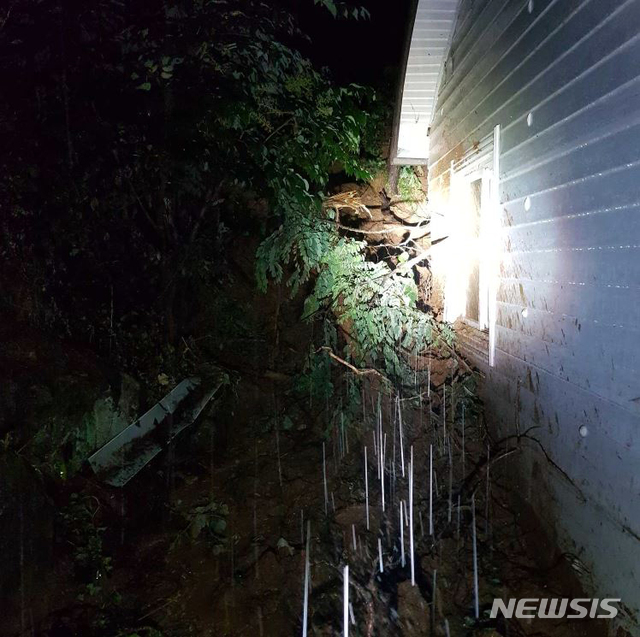 [횡성=뉴시스] 김경목 기자 = 2일 오전 강원 횡성군 강림면 월현리에서 폭우로 토사가 무너져 주택을 덮쳤다. (사진=강원도소방본부 제공) 2020.08.02. photo＠newsis.com