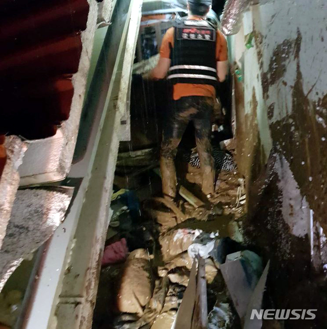 [횡성=뉴시스] 김경목 기자 = 강원 횡성소방서 구조대원들이 2일 오전 횡성군 강림면 월현리에서 토사가 덮친 주택에서 매몰자를 구조하고 있다. (사진=강원도소방본부 제공) 2020.08.02.&nbsp; photo＠newsis.com 