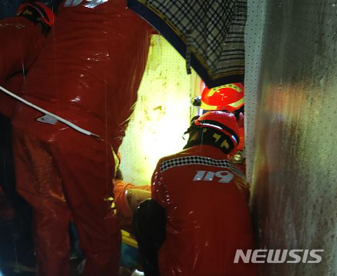 [횡성=뉴시스] 김경목 기자 = 강원 횡성소방서 구조대원들이 2일 오전 횡성군 강림면 월현리에서 토사가 덮친 주택에서 매몰자를 구조하고 있다. (사진=강원도소방본부 제공) 2020.08.02.&nbsp; photo＠newsis.com 