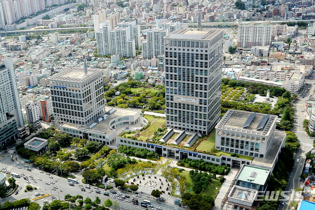 [부산=뉴시스] 허상천 기자 = 부산시는 부산국제교류재단 공식 유튜브 계정에 부산에서 생활하는 외국인 유학생에게 필요한 정보를 소개하는 ‘슬기로운 유학생활’ 코너를 운영한다고 3일 밝혔다. 2020.08.03. (사진 = 부산시 제공)   photo@newsis.com 