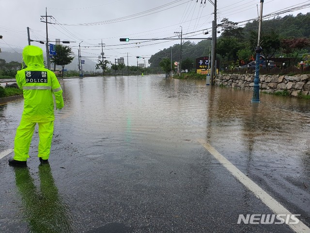 [제천=뉴시스]이병찬 기자 = 2일 오전 큰 비가 내린 충북 제천시청 인근 4차선 도로가 물에 잠겨 통행이 통제되고 있다.2020.08.02.bclee@newsis.com 