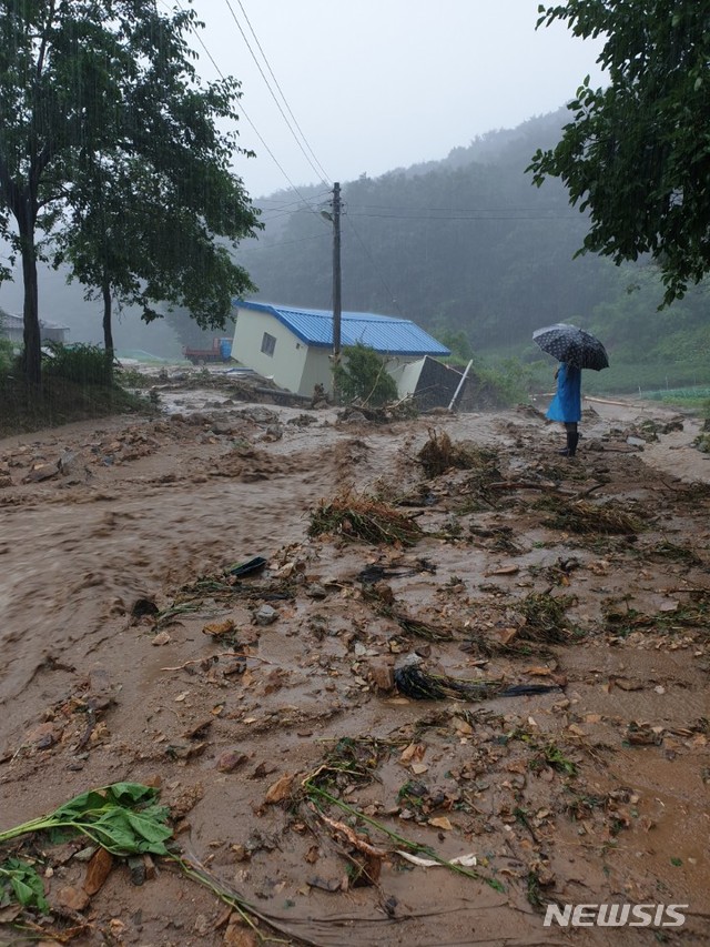 [제천=뉴시스]이병찬 기자 = 2일 오전 큰 비가 내린 충북 제천시 봉양읍 제비랑 마을이 산에서 흘러내린 토사에 쑥대밭이 됐다.(사진=독자 제공) 2020.08.02.photo@newsis.com