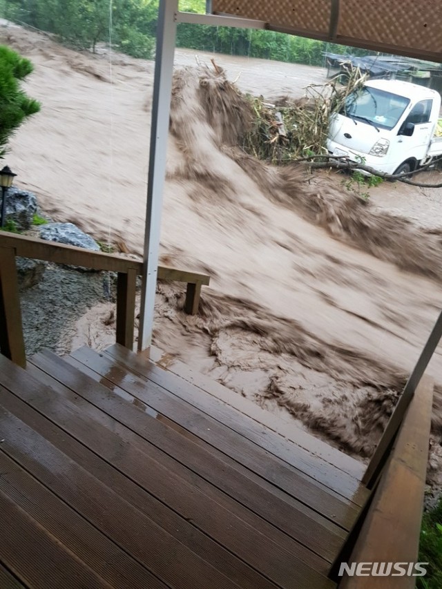 [제천=뉴시스]이병찬 기자 = 2일 오전 큰 비가 내린 충북 제천시 봉양읍 제비랑 마을이 산에서 흘러내린 토사에 쑥대밭이 됐다.(사진=독자 제공) 2020.08.02. photo@newsis.com