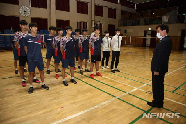 [청주=뉴시스] 인진연 기자 = 김병우 충북도교육감이 서원고를 방문해 학교 운동부 운영을 점검하는 모습. (사진=충북교육청 제공) 2020.08.02photo@newsis.com 