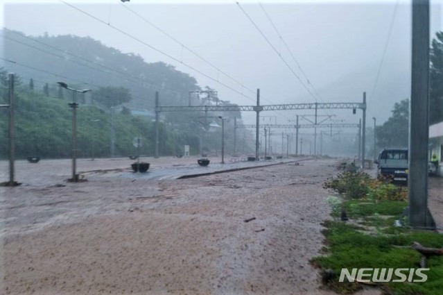 [충주=뉴시스]이병찬 기자 = 2일 오전 큰 비가 내린 충북 충주 충북선철도 삼탄역이 물에 잠겨 있다.(사진=코레일 제공) 2020.08.02. photo@newsis.com