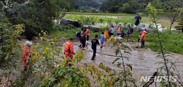 [충주=뉴시스] 조성현 기자 =2일 새벽 충북 북부권에 집중호우가 내리면서 충주시 엄정면 주민들이 마을회관으로 대피하고 있다.이날 충주에는 전날부터 220㎜가 넘는 폭우가 쏟아졌다. (사진 = 충북소방본부 제공) 2020.08.02. photo@newsis.com