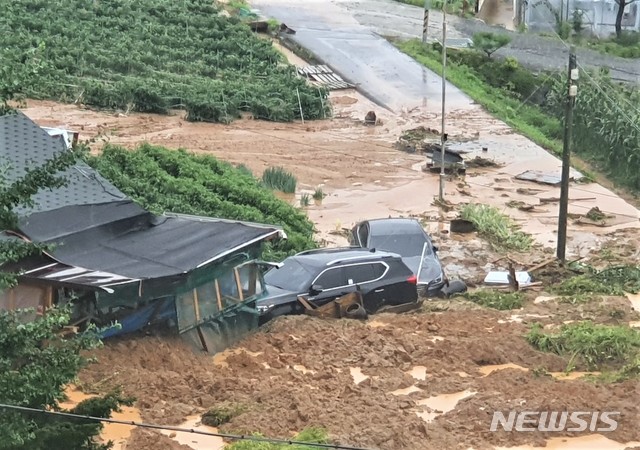 [제천=뉴시스]이병찬 기자 = 2일 오전 큰 비가 내린 충북 제천 지역 농촌마을 주택이 흘러내린 토사에 위태로운 상황을 연출하고 있다.(사진=제천소방서 제공) 2020.08.02. photo@newsis.com 