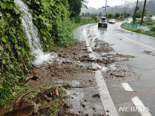 [원주=뉴시스]장경일 인턴기자 = 2일 오전 9시54분께 호우 경보가 발효 중인 강원 원주시 신림명 황둔리의 한 도로에 강한 빗물로 인해 토사가 쏟아져 내려 있다. 2020.08.02. jgi1988@newsis.com 