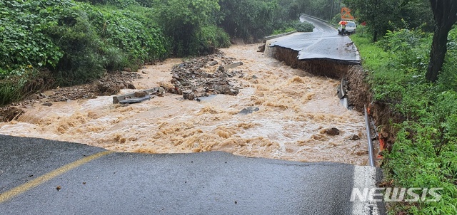 [충주=뉴시스] 조성현 기자 = 2일 오전 7시30분께 충북 충주시 산척면 한 도로에서 비 피해 관련 출동 중이던 충주소방서 소속 소방사가 급류에 휩쓸려 실종됐다. 사진은 소방사가 실종된 부근 사진. (사진 = 충북소방본부 제공) 2020.08.02.&nbsp; photo@newsis.com 