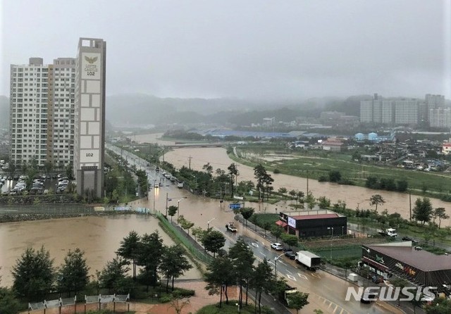 [청주=뉴시스]천영준 기자 = 2일 새벽 충북 북부권에 집중호우가 내리면서 제천시 강저택지지구가 물에 잠겼다. (사진=독자 제공) 2020.08.02.&nbsp; photo@newsis.com 