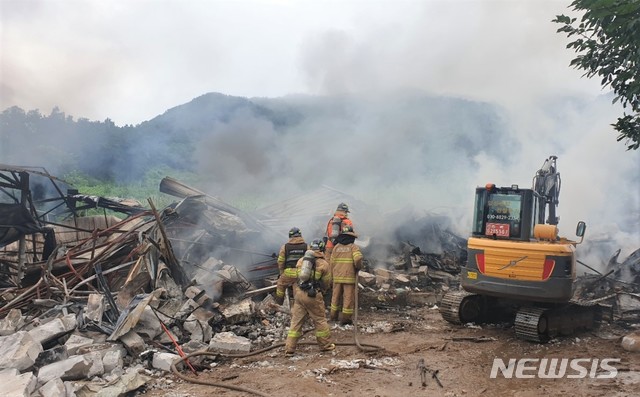 [충주=뉴시스] 조성현 기자 = 2일 오전 10시22분께 충북 충주시 앙성면 한 야산에서 산사태가 발생해 인근 축사를 덮쳤다. 이 사고로 축사에 있던 주민 한 명이 실종돼 소방당국이 수색작업을 하고 있다. (사진 = 충주소방서 제공) 2020.08.02.&nbsp; photo@newsis.com 