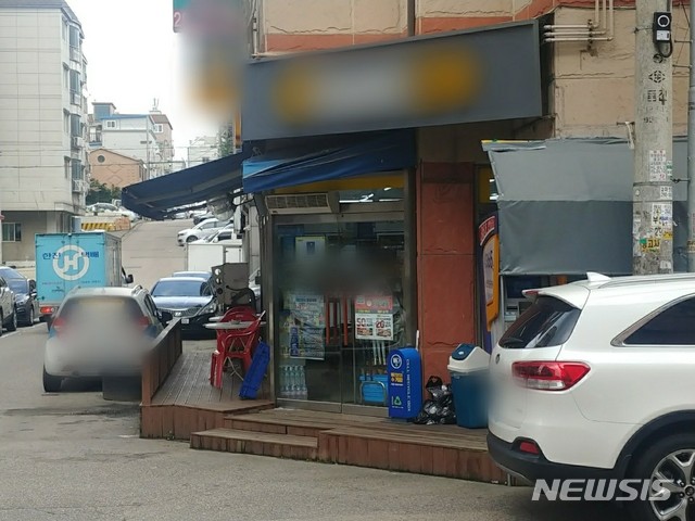 [수원=뉴시스] 지난달 8일 3명의 청소년이 침입해 100만원 상당의 물품을 훔친 해당 편의점.