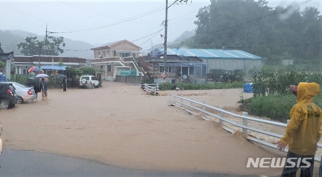 [제천=뉴시스]이병찬 기자 = 2일 오전 큰 비가 내린 충북 제천시 산곡동의 산곡천이 범람해 인근 주택을 위협하고 있다. 산곡천 급류에 마을 주민 1명이 실종된 상태다.(사진=독자 제공) 2020.08.02. photo@newsis.com 