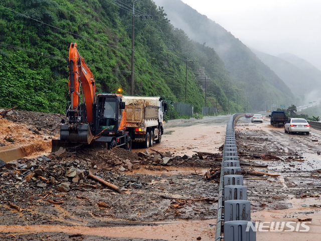 [영월=뉴시스] 김경목 기자 = 2일 오전 강원 영월군 88번 지방도 베리골길 베리골교차로에서 산사태가 발생해 토사가 왕복 4차선 도로로 쏟아져 내려 편도 2차선의 통행이 어려운 가운데 복구 작업이 진행되고 있다. 2020.08.02.&nbsp; photo31＠newsis.com 