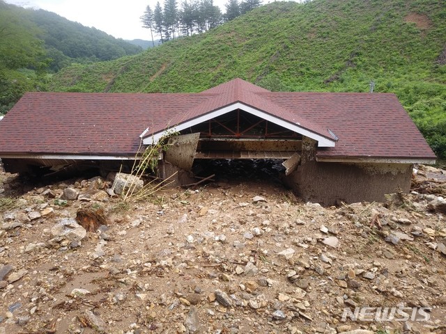 [제천=뉴시스]천영준 기자 = 2일 오전 내린 집중호우로 충북 제천시 봉양읍 공전리의 한 야산에서 산사태가 발생해 바위와 자갈, 흙 등이 주변 주택을 덮쳤다. 다행히 이곳에 사는 부부는 전날 손녀를 보러 서울로 떠나 큰 화를 피했다. (사진=독자 제공) 2020.08.02. photo@newsis.com