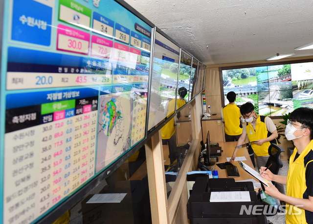  수원시 직원들이 2일 재난안전상황실에서 CCTV로 수원시 관내 비 피해 상황을 점검하고 있다. (사진제공=수원시) 