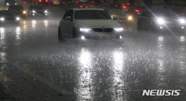  빗길을 운행하는 자동차. (뉴시스 DB)