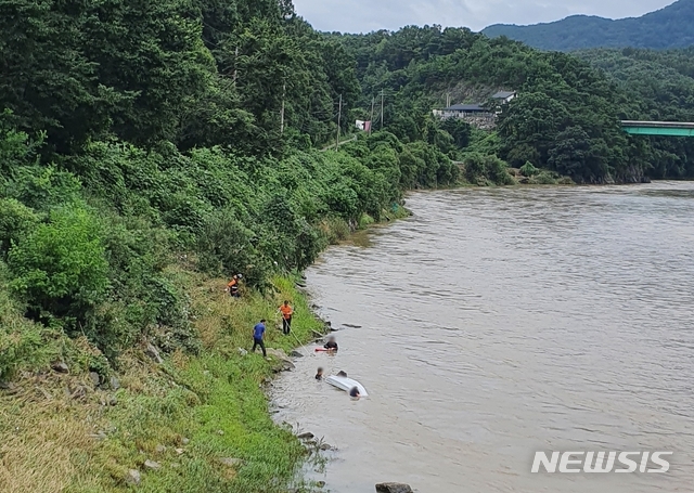 [괴산=뉴시스] 조성현 기자 = 2일 오후 3시4분께 충북 괴산군 청천면 덕평리 거봉교 달천 인근에서 카누를 타던 3명이 급류에 휩쓸렸다. 이 사고로 한 명이 실종되고 2명은 소방당국에 의해 구조됐다. 소방당국은 A씨를 찾고 있다. (사진 = 괴산소방서 제공) 2020.08.02. photo@newsis.com