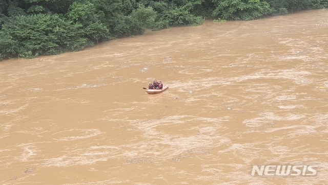 [단양=뉴시스] 조성현 기자 = 2일 낮 12시10분께 충북 단양군 어상천면 심곡리 한 밭에서 일가족 3명이 급류에 휩쓸려 실종됐다. 이날 당양군 어상천면과 영춘면은 280㎜ 이상의 많은 비가 내렸다. 소방당국은 수색 작업을 하고 있다. (사진 = 충북소방본부 제공) 2020.08.02.&nbsp; photo@newsis.com 