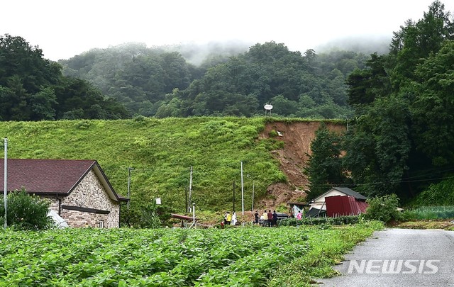 [제천=뉴시스]이병찬 기자 = 1~2일 내린 큰비에 둑 일부가 유실된 충북 제천시 산곡동 산곡저수지가 위태로운 모습을 보이고 있다. 제천시는 인근 주민 300여명에게 대피령을 내렸다.(사진=제천시 제공) 2020.08.02.photo@newsis.com