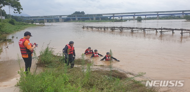 [충주=뉴시스] 조성현 기자 = 2일 오전 7시30분께 충북 충주시 산척면 한 도로에서 비 피해 관련 출동을 나간 충주소방서 소속 소방사(29)가 출동 중 급류에 휩쓸려 실종됐다. 소방당국은 실종된 소방사를 찾기 위해 수색 작업 중이다. (사진 = 충북소방본부 제공) 2020.08.02.&nbsp; photo@newsis.com 