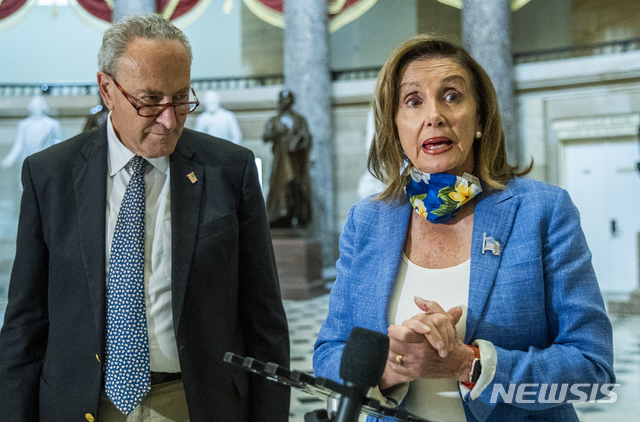 [워싱턴=AP/뉴시스] 1일(현지시간) 미국 백악관과 신종 코로나바이러스 감염증(코로나19) 추가 부양책 관련 논의를 마친 민주당 소속 낸시 펠로시 하원의장(오른쪽) 및 척 슈머 민주당 상원 원내대표(왼쪽)가 기자들에게 말하고 있다. 양측은 주당 600달러의 추가 실업수당을 두고 대립하면서 합의에 다다르지 못하고 있다. 2020.08.03.