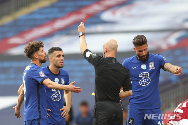 [런던=AP/뉴시스] 상대 선수와 심판에게 고의로 기침하면 퇴장하는 새 축구 규칙이 도입된다. 2020.08.01.