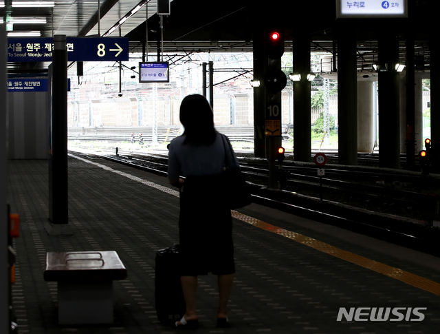 [서울=뉴시스] 조수정 기자 = 강원, 충청 지역 등에 내린 집중호우로 2일 충북선과 태백선 철도 전 구간 운행이 중단됐다. 2일 오전 서울 청량리역에서 열차 중단 정보를 미처 확인하지 못한 이용객이 원주 제천방향 태백선 열차를 기다리고 있다. 2020.08.02. chocrystal@newsis.com