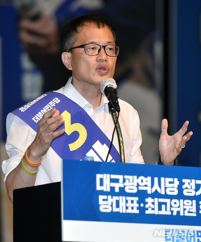 [대구=뉴시스] 이무열 기자 = 더불어민주당 대표 선거에 출마한 박주민 후보가 2일 오후 대구 북구 산격동 엑스코 5층 오디토리움에서 열린 합동연설회에 참석해 정견을 발표하고 있다. 2020.08.02.lmy@newsis.com